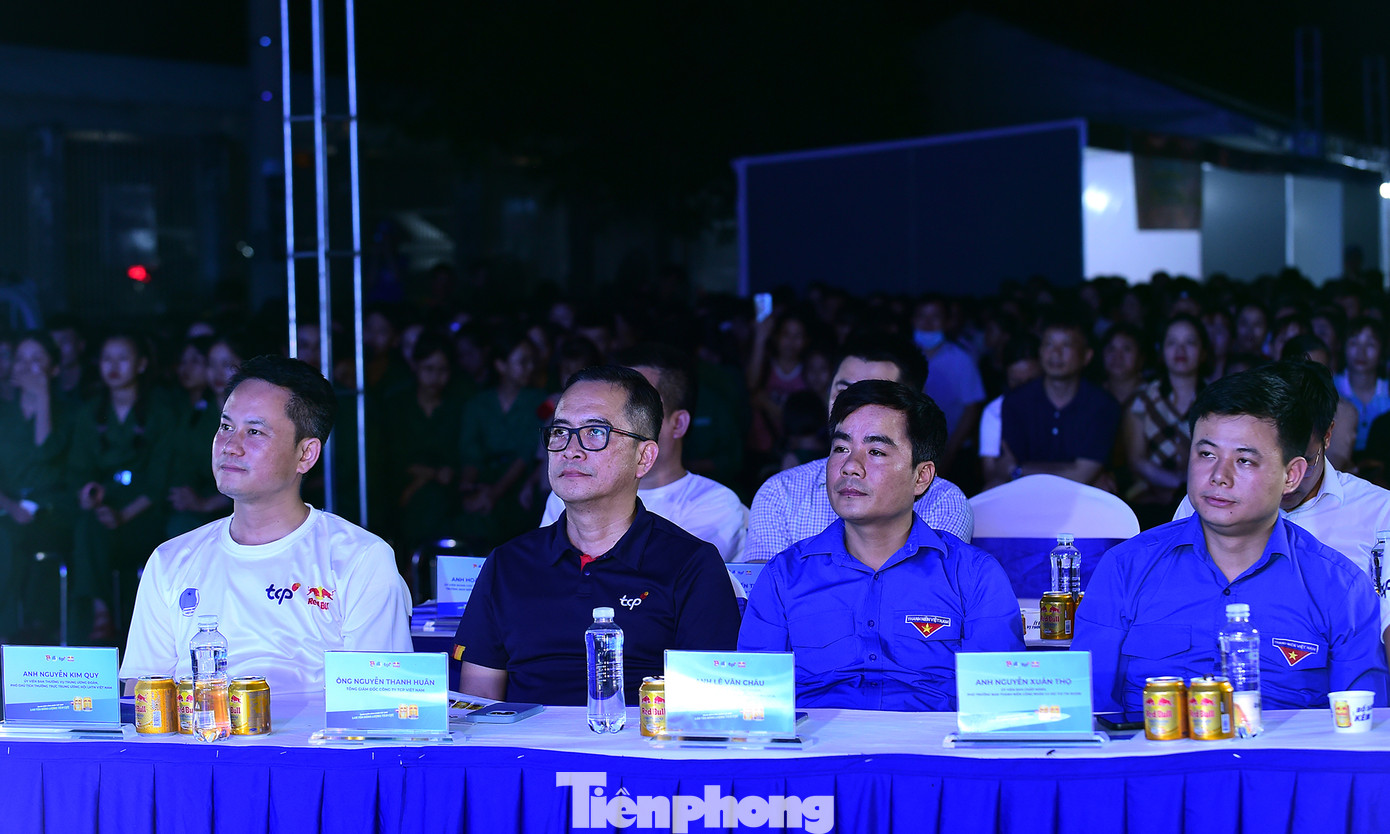 Các đại biểu tham dự đêm nhạc hội thanh niên công nhân - lan toả năng lượng tích cực. Ảnh: Xuân Tùng Các đại biểu tham dự đêm nhạc hội thanh niên công nhân - lan toả năng lượng tích cực. Ảnh: Xuân Tùng