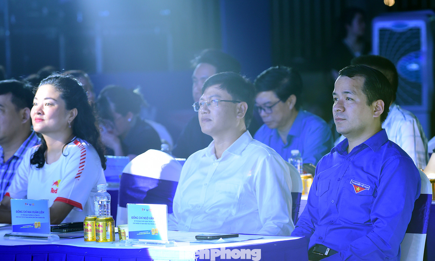 Các đại biểu tham dự đêm nhạc hội thanh niên công nhân - lan toả năng lượng tích cực. Ảnh: Xuân Tùng Các đại biểu tham dự đêm nhạc hội thanh niên công nhân - lan toả năng lượng tích cực. Ảnh: Xuân Tùng