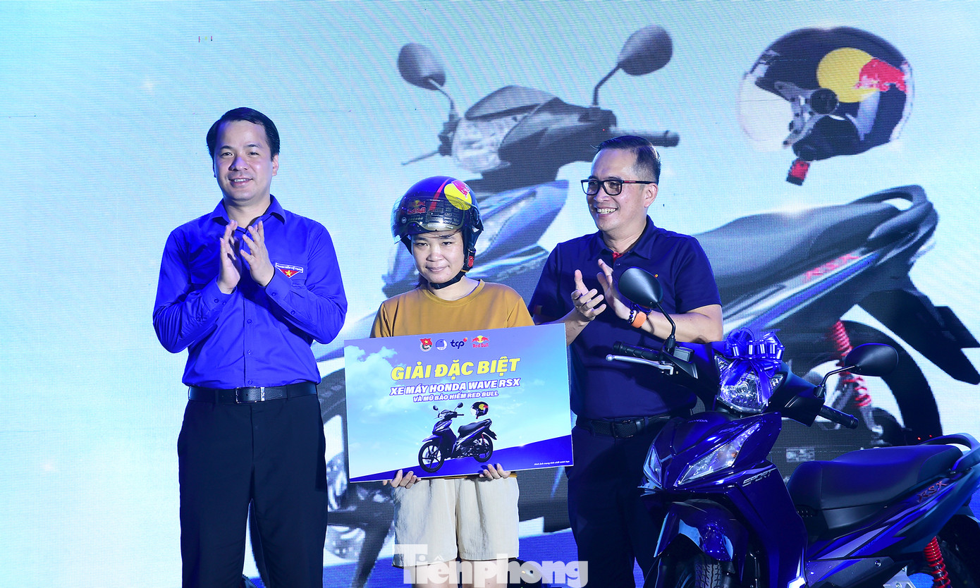 Bí thư T.Ư Đoàn Ngô Văn Cương và Tổng Giám đốc công ty TCP Việt Nam Nguyễn Thanh Huân trao tặng giải đặc biệt chương trình bốc thăm trúng thưởng. Ảnh: Xuân Tùng Bí thư T.Ư Đoàn Ngô Văn Cương và Tổng Giám đốc công ty TCP Việt Nam Nguyễn Thanh Huân trao tặng giải đặc biệt chương trình bốc thăm trúng thưởng. Ảnh: Xuân Tùng