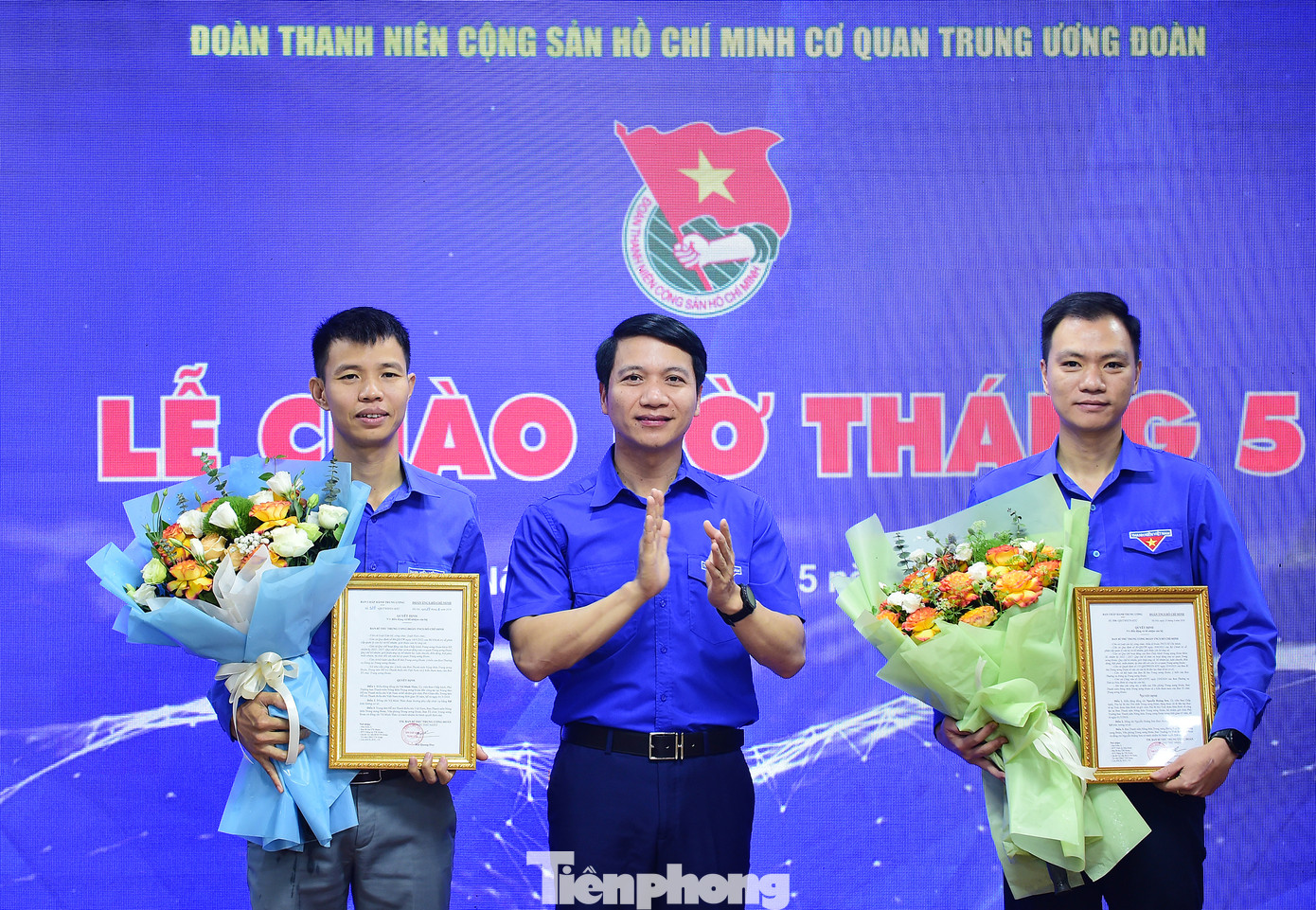 Anh Nguyễn Ngọc Lương trao quyết định điều động và bổ nhiệm công tác đối với anh Vũ Minh Thảo (trái) và anh Nguyễn Hoàng Sơn (phải). Anh Nguyễn Ngọc Lương trao quyết định điều động và bổ nhiệm công tác đối với anh Vũ Minh Thảo (trái) và anh Nguyễn Hoàng Sơn (phải).