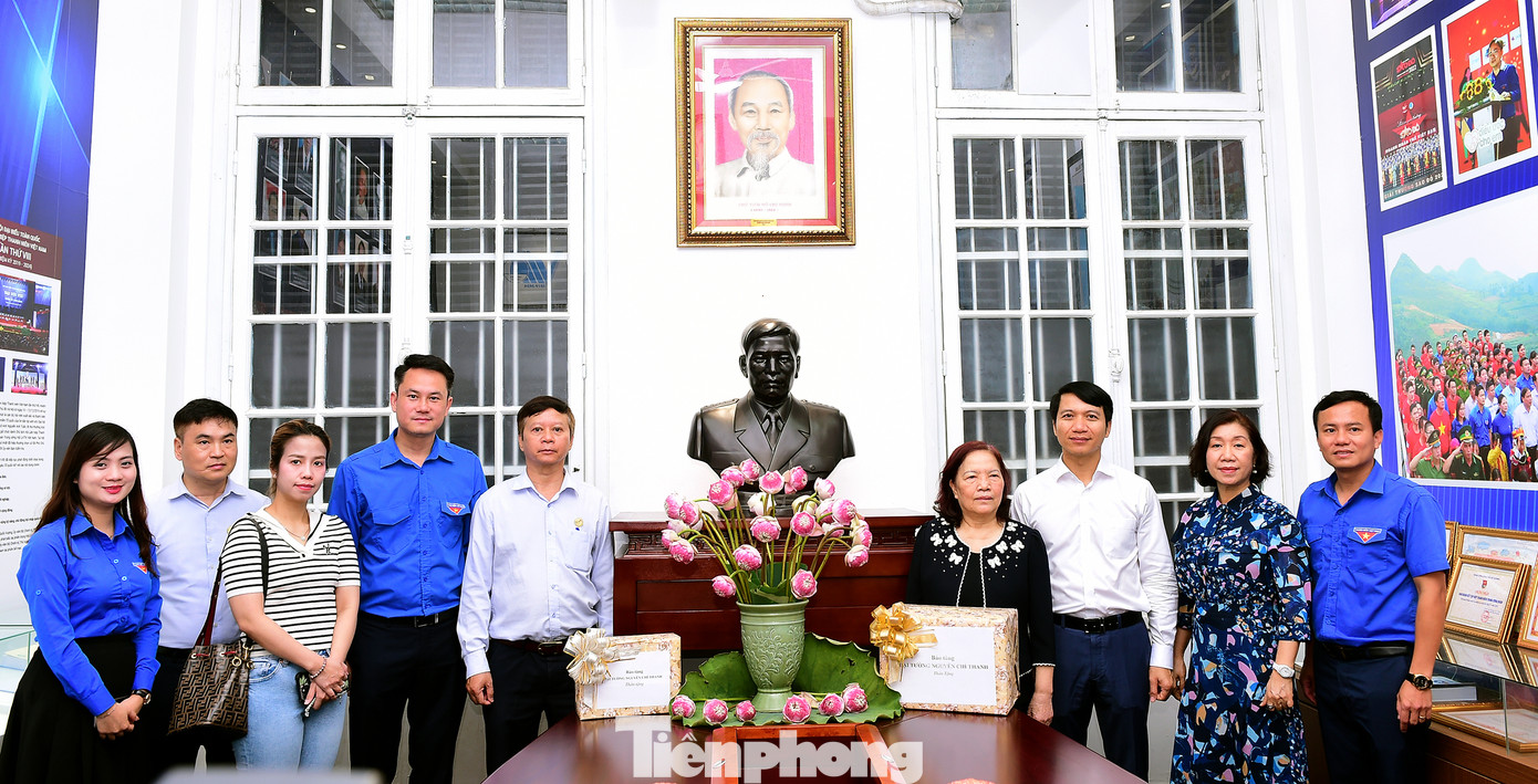 Lãnh đạo T.Ư Hội LHTN Việt Nam và đại diện gia đình Đại tướng Nguyễn Chí Thanh bên tượng chân dung Đại tướng Nguyễn Chí Thanh đặt tại phòng truyền thống T.Ư Hội LHTN Việt Nam. Ảnh: Xuân Tùng