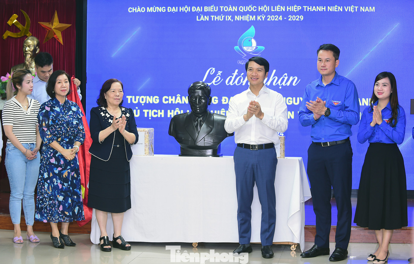 Đại diện gia đình trao tặng tượng chân dung và bộ sách về Đại tướng Nguyễn Chí Thanh tới T.Ư Hội LHTN Việt Nam. Ảnh: Xuân Tùng