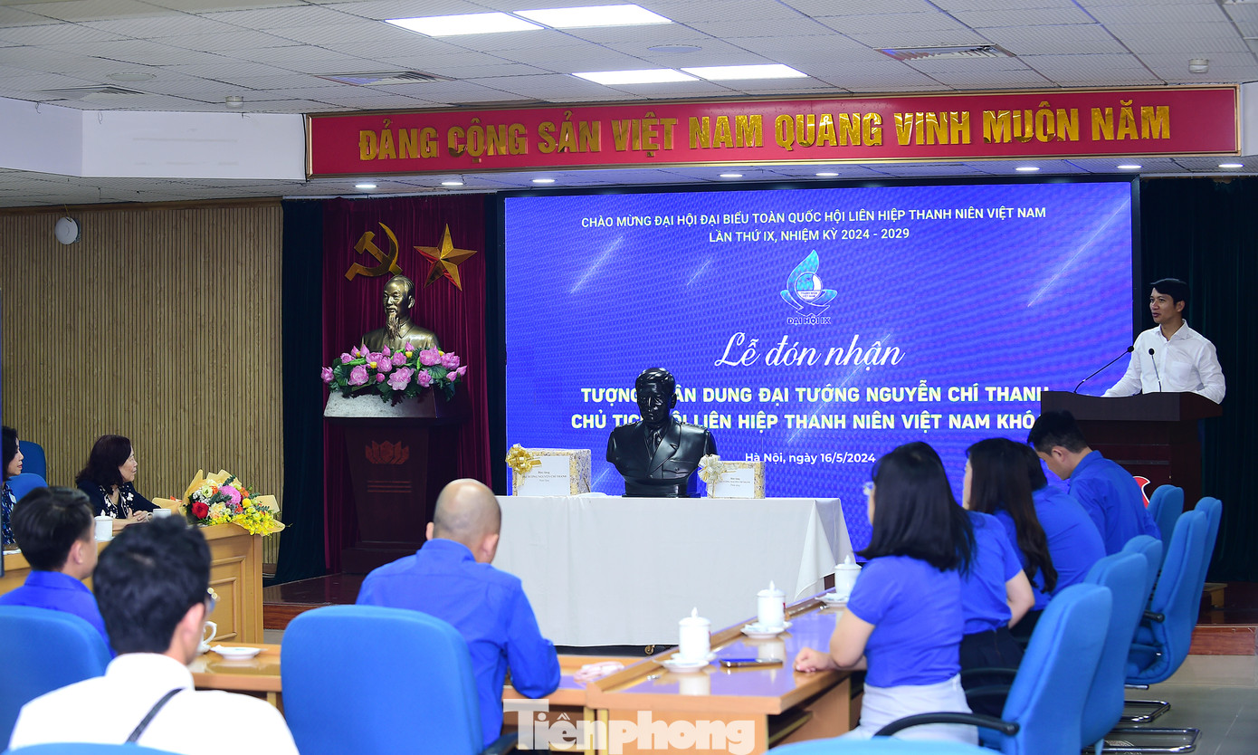 Quang cảnh lễ đón nhận tượng chân dung Đại tướng Nguyễn Chí Thanh - Chủ tịch Hội LHTN Việt Nam khoá đầu tiên. Ảnh: Xuân Tùng