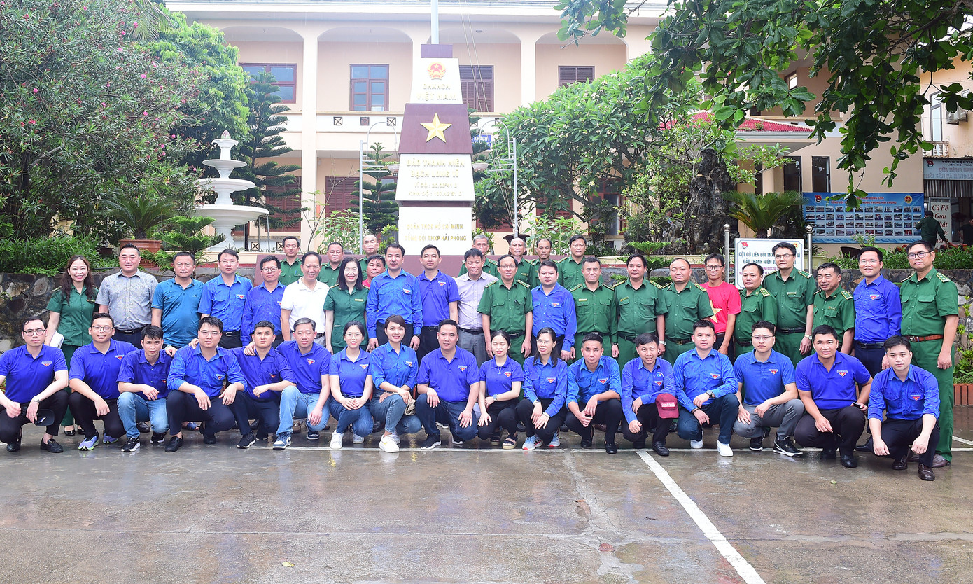 Đoàn hành trình Tuổi trẻ vì biển, đảo quê hương do anh Ngô Văn Cương - Bí thư T.Ư Đoàn dẫn đầu tham dự lễ chào cờ tại cột cờ TNXP Bạch Long Vĩ. Ảnh: Xuân Tùng