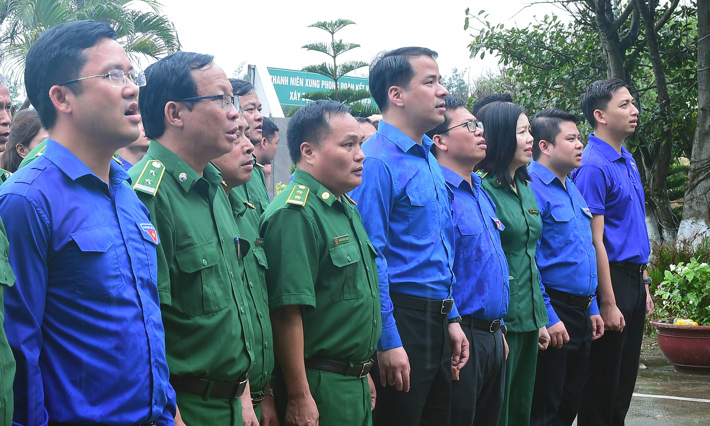 Đoàn hành trình Tuổi trẻ vì biển, đảo quê hương do anh Ngô Văn Cương - Bí thư T.Ư Đoàn dẫn đầu tham dự lễ chào cờ tại cột cờ TNXP Bạch Long Vĩ. Ảnh: Xuân Tùng