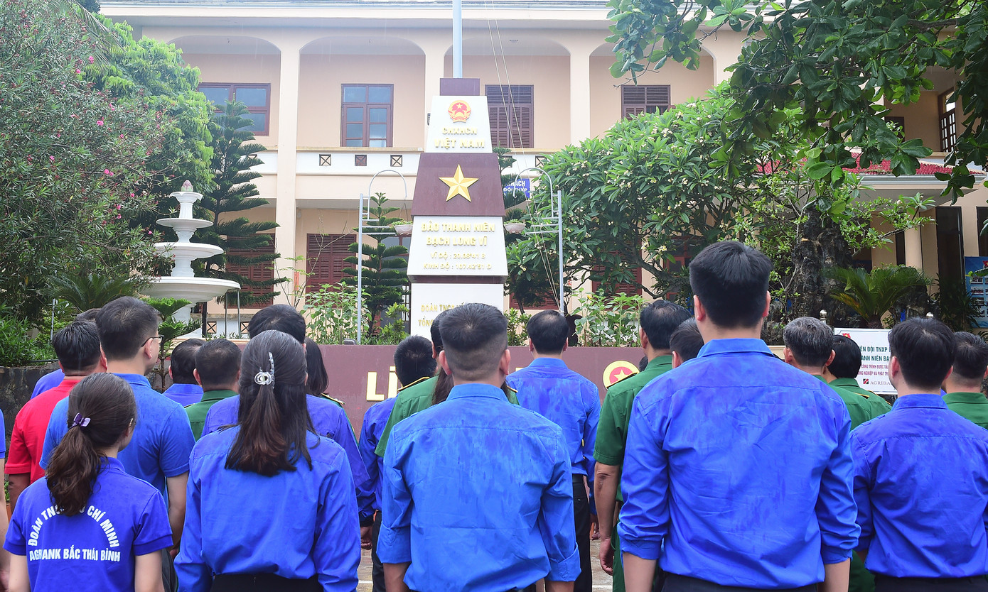 Đoàn hành trình Tuổi trẻ vì biển, đảo quê hương do anh Ngô Văn Cương - Bí thư T.Ư Đoàn dẫn đầu tham dự lễ chào cờ tại cột cờ TNXP Bạch Long Vĩ. Ảnh: Xuân Tùng