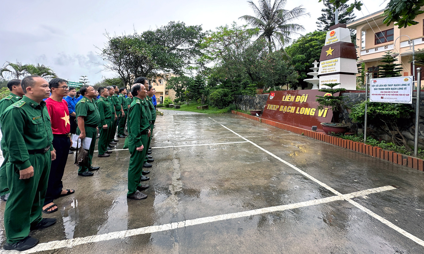 Đoàn hành trình Tuổi trẻ vì biển, đảo quê hương do anh Ngô Văn Cương - Bí thư T.Ư Đoàn dẫn đầu tham dự lễ chào cờ tại cột cờ TNXP Bạch Long Vĩ. Ảnh: Xuân Tùng