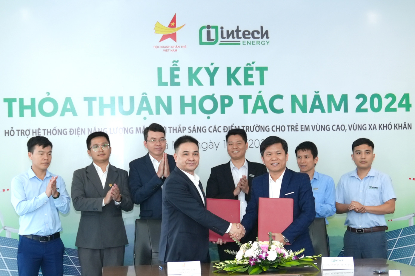 Phó Chủ tịch kiêm Tổng thư ký T.Ư Hội Doanh nhân trẻ Việt Nam Nguyễn Doãn Thắng và Chủ tịch HĐQT Intech Energy Hoàng Hữu Thắng ký kết thoả thuận hợp tác. Phó Chủ tịch kiêm Tổng thư ký T.Ư Hội Doanh nhân trẻ Việt Nam Nguyễn Doãn Thắng và Chủ tịch HĐQT Intech Energy Hoàng Hữu Thắng ký kết thoả thuận hợp tác.