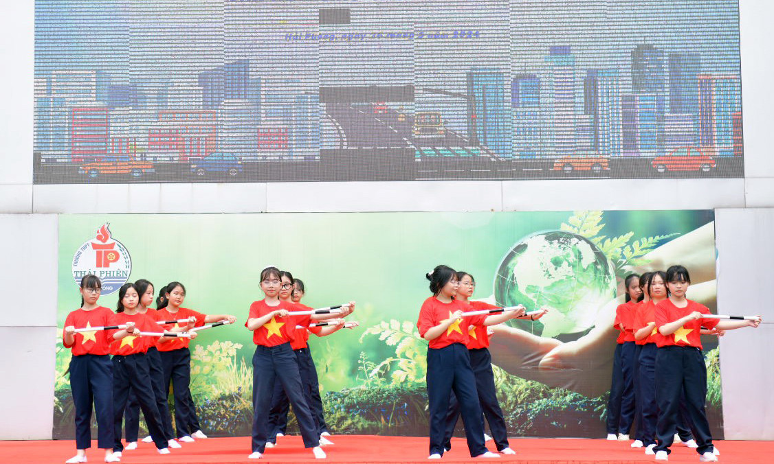 Tiết mục văn nghệ của các em học sinh trong Ngày hội Văn hóa giao thông 2024.