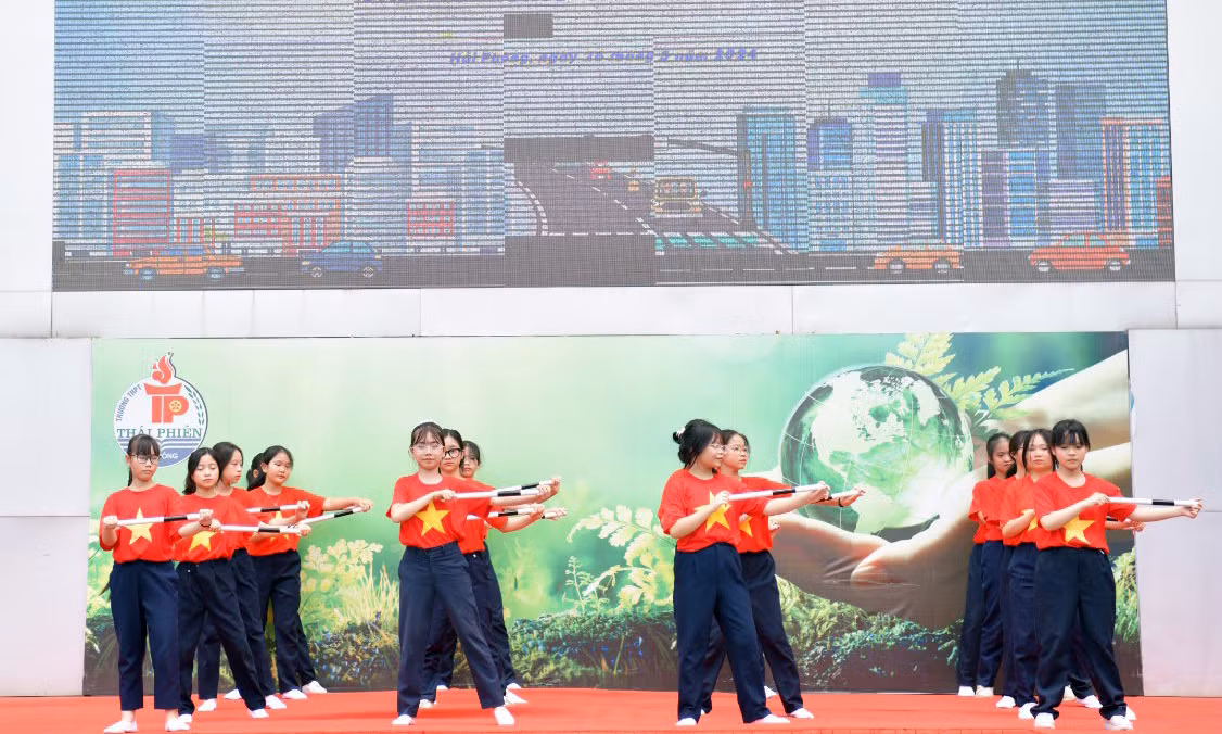 Tiết mục văn nghệ của các em học sinh trong Ngày hội Văn hóa giao thông 2024.