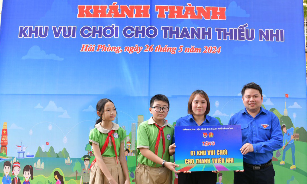 Thành Đoàn Hải Phòng trao tặng công trình khu vui chơi cho thanh thiếu nhi.