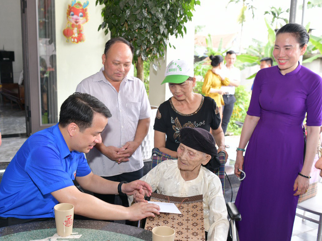 Anh Ngô Văn Cương thăm hỏi, tặng quà Mẹ Việt Nam Anh hùng Đào Thị Chuột.