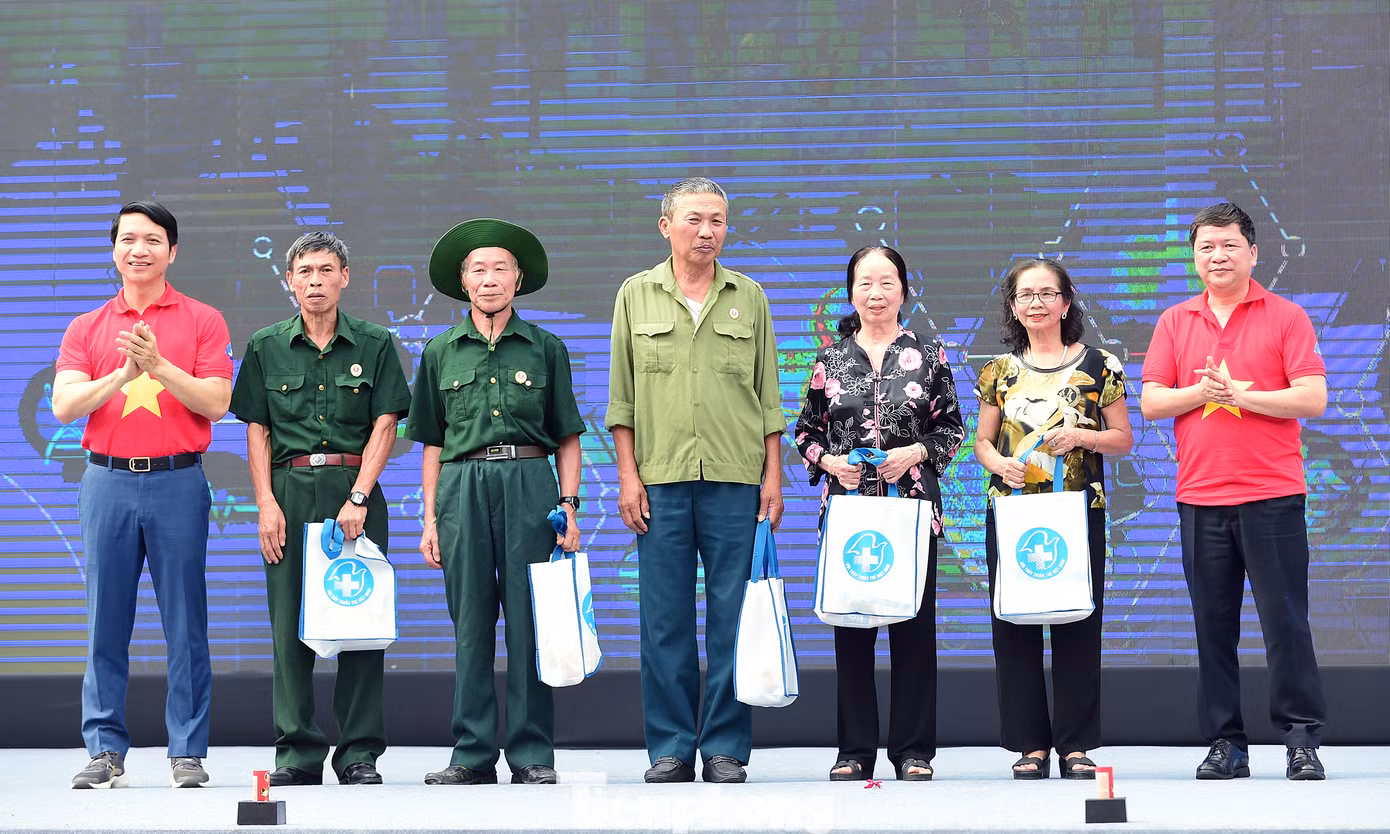 Phó Chủ nhiệm Ủy ban Văn hoá, Giáo dục của Quốc hội Tạ Văn Hạ và Bí thư thường trực T.Ư Đoàn, Chủ tịch T.Ư Hội LHTN Việt Nam - anh Nguyễn Ngọc Lương trao tặng phần quà các cựu chiến binh tại chương trình. Ảnh: Xuân Tùng
