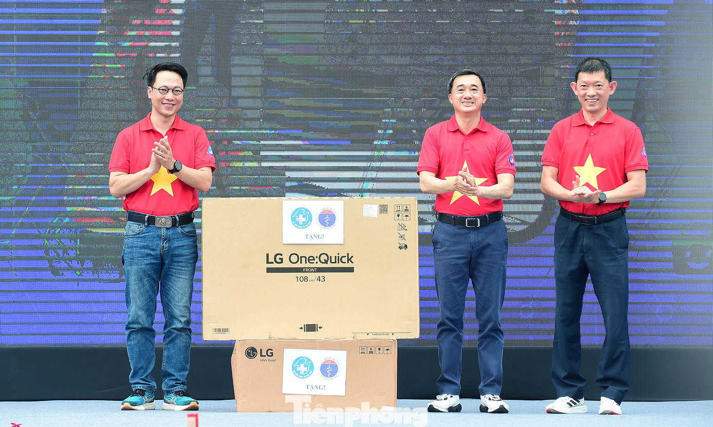 Thứ trưởng Bộ Y tế Trần Văn Thuấn trao tặng thiết bị hỗ trợ khám chữa bệnh. Ảnh: Xuân Tùng Thứ trưởng Bộ Y tế Trần Văn Thuấn trao tặng thiết bị hỗ trợ khám chữa bệnh. Ảnh: Xuân Tùng