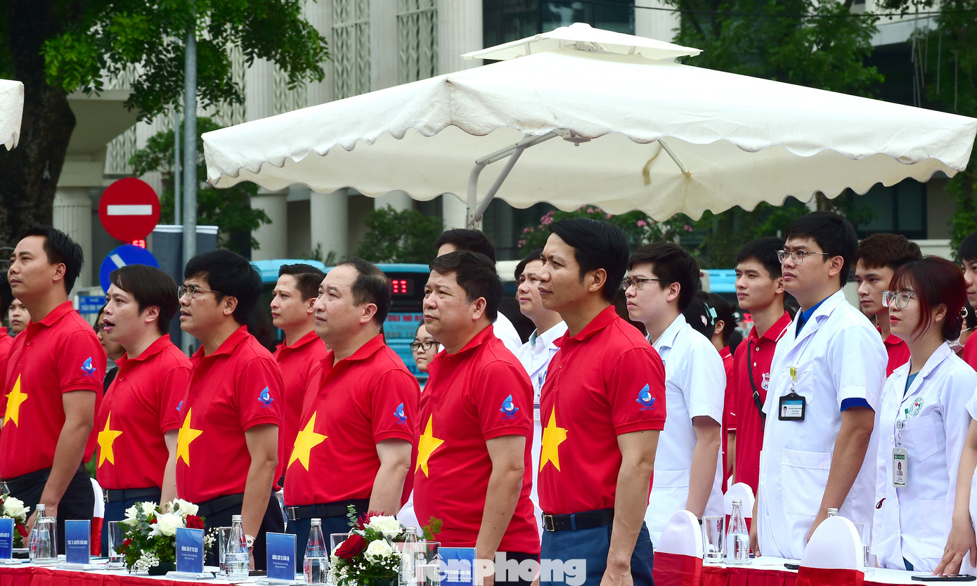 Các đại biểu, thầy thuốc trẻ tham dự chương trình ra quân thực hiện nghi thức chào cờ. Ảnh: Xuân Tùng Các đại biểu, thầy thuốc trẻ tham dự chương trình ra quân thực hiện nghi thức chào cờ. Ảnh: Xuân Tùng