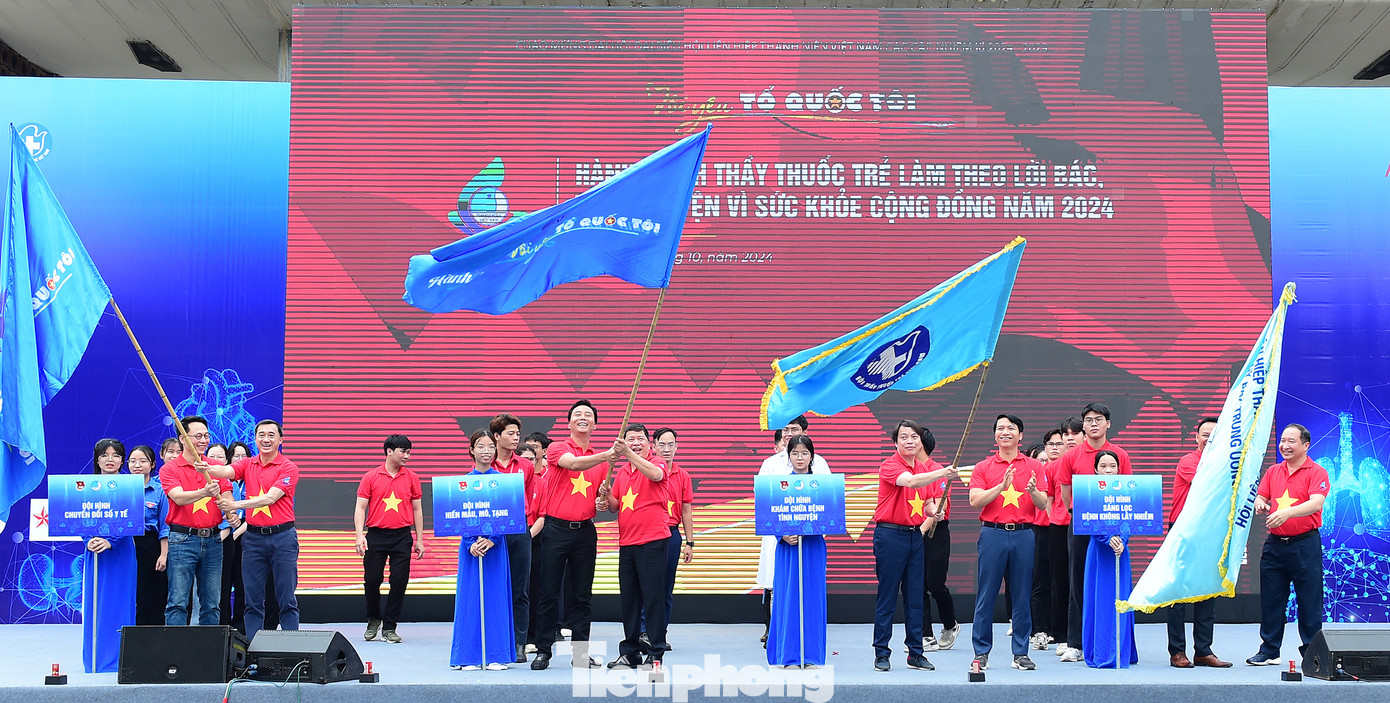 Nghi thức trao cờ hành trình cho 4 đội hình: Khám tình nguyện, chuyển đổi số, sàng lọc bệnh không lây nhiễm và hiến máu, hiến tạng tình nguyện. Nghi thức trao cờ hành trình cho 4 đội hình: Khám tình nguyện, chuyển đổi số, sàng lọc bệnh không lây nhiễm và hiến máu, hiến tạng tình nguyện.