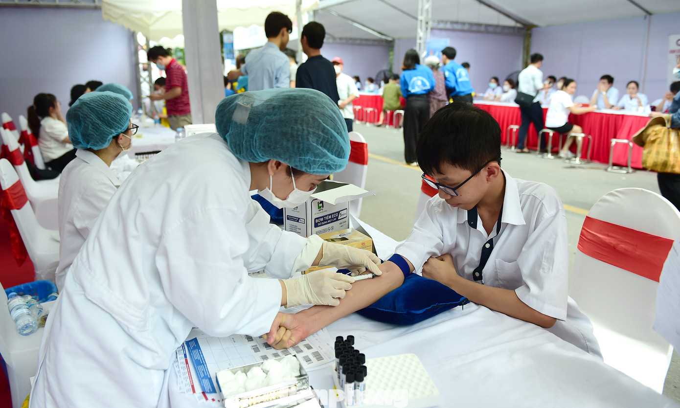 Các thầy thuốc trẻ tham gia khám, tư vấn chăm sóc sức khoẻ trong chương trình ra quân. Ảnh: Xuân Tùng Các thầy thuốc trẻ tham gia khám, tư vấn chăm sóc sức khoẻ trong chương trình ra quân. Ảnh: Xuân Tùng