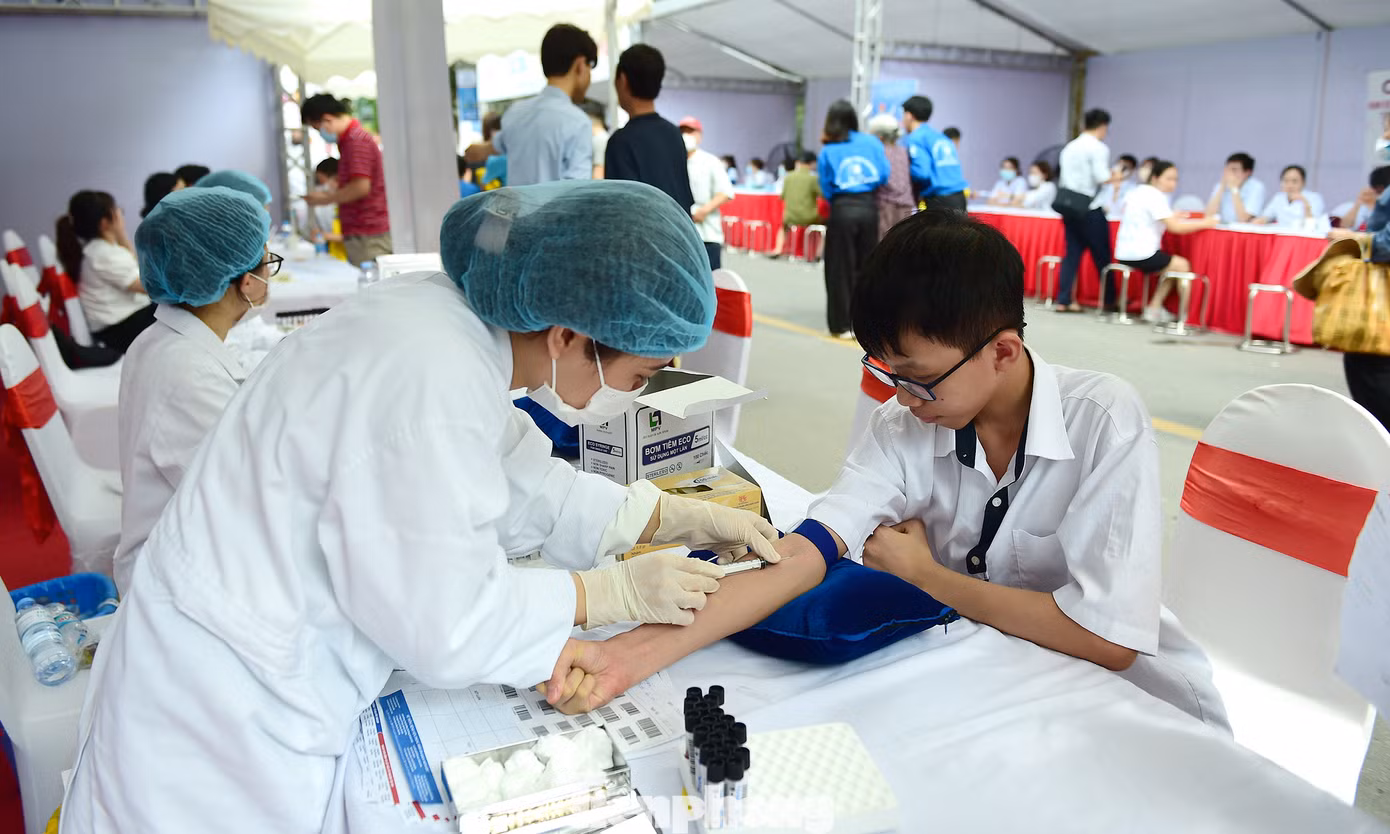 Các thầy thuốc trẻ tham gia khám, tư vấn chăm sóc sức khoẻ trong chương trình ra quân. Ảnh: Xuân Tùng