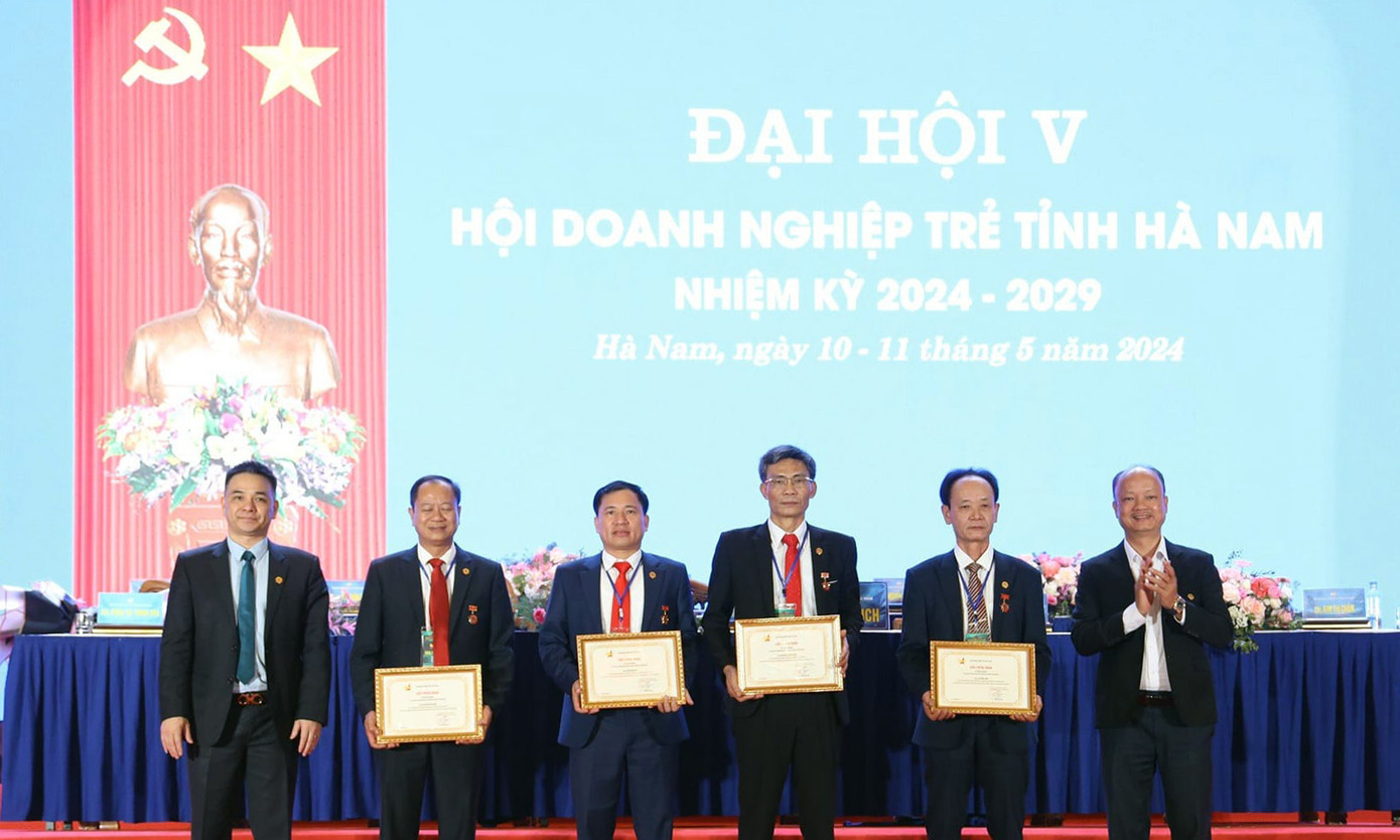 T.Ư Hội Doanh nhân trẻ Việt Nam trao Kỷ niệm chương “Vì sự nghiệp phát triển phong trào Doanh nhân trẻ Việt Nam” cho các cá nhân xuất sắc của Hội Doanh nghiệp trẻ Hà Nam. Ảnh: BTC