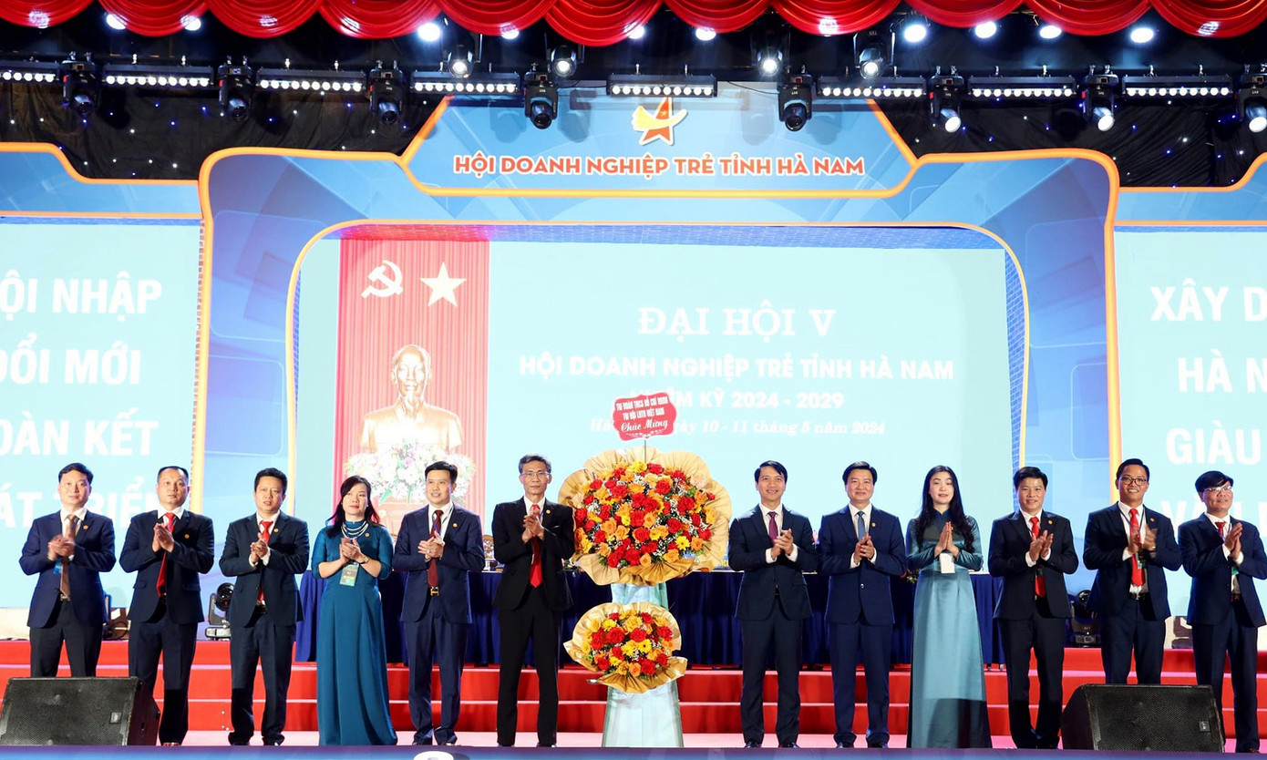 Anh Nguyễn Ngọc Lương - Bí thư thường trực T.Ư Đoàn, Chủ tịch T.Ư Hội LHTN Việt Nam tặng hoa chúc mừng Đại hội. Ảnh: BTC