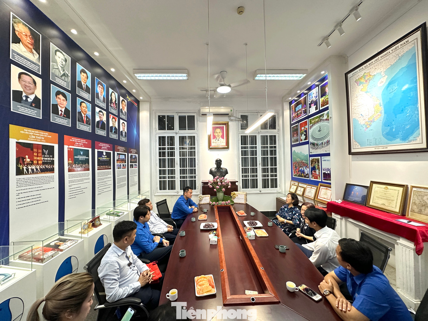 Lãnh đạo T.Ư Hội LHTN Việt Nam và đại diện gia đình Đại tướng Nguyễn Chí Thanh trò chuyện ở phòng truyền thống T.Ư Hội LHTN Việt Nam. Ảnh: Xuân Tùng