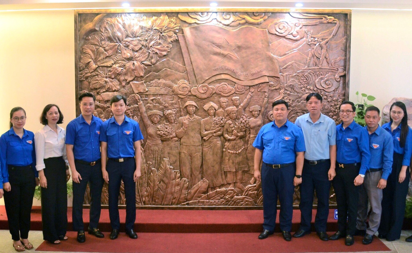 Các đại biểu chụp ảnh bên công trình. Ảnh: TĐĐB