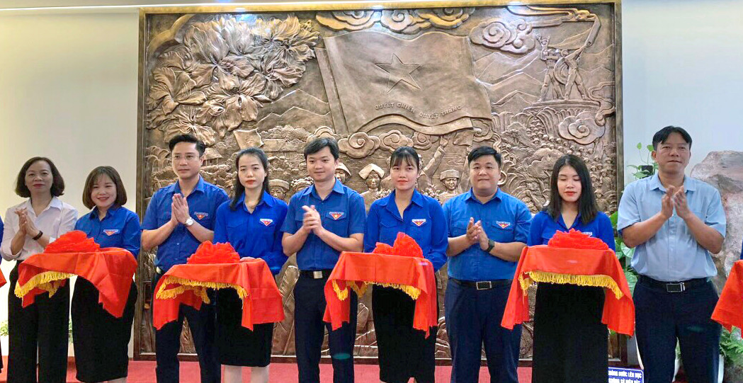 Các đại biểu cắt băng khánh thành công trình. Ảnh: TĐĐB