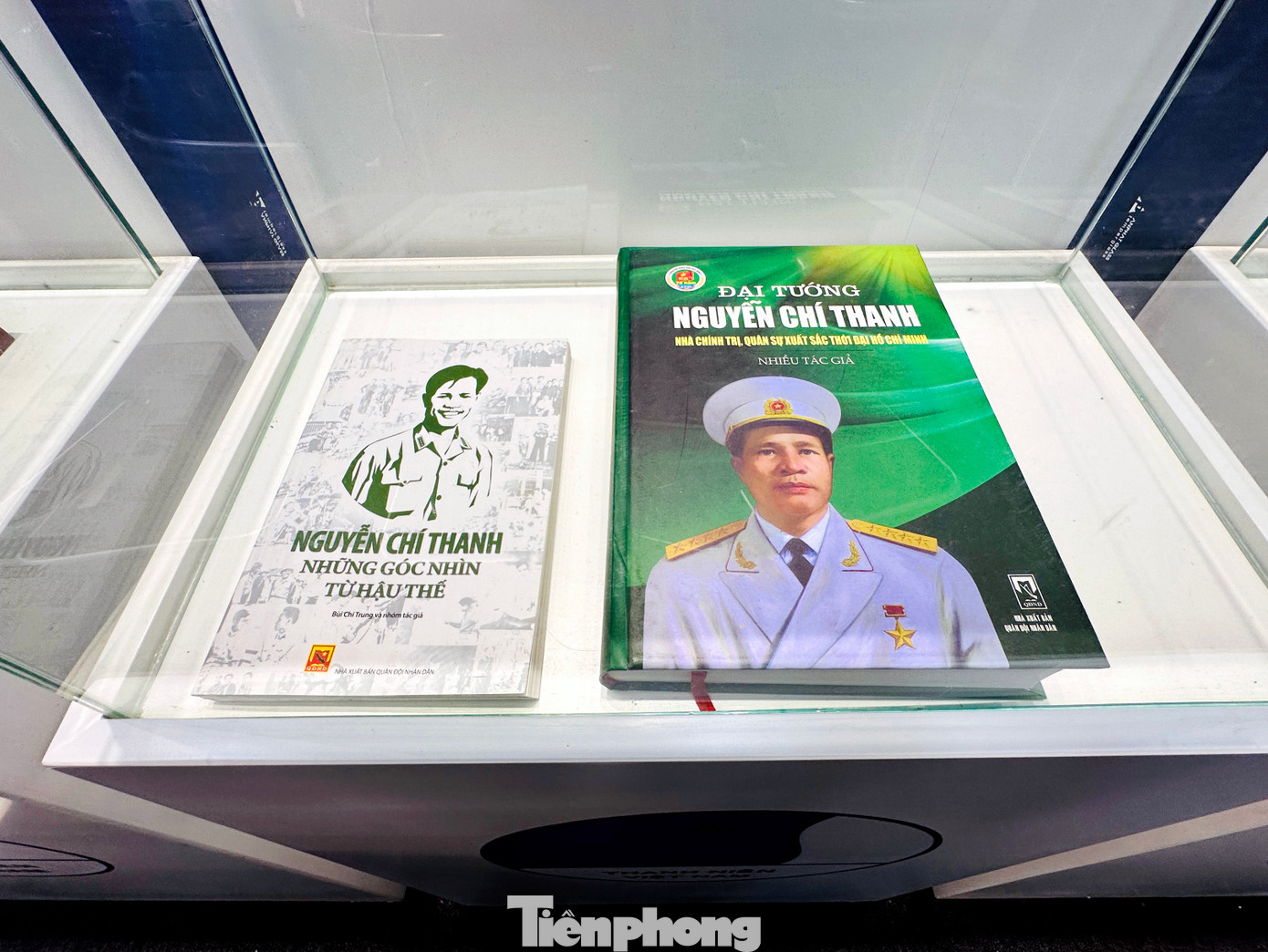 Một số cuốn sách về Đại tướng Nguyễn Chí Thanh - Chủ tịch đầu tiên Hội LHTN Việt Nam tại phòng truyền thống T.Ư Hội LHTN Việt Nam. Ảnh: Xuân Tùng