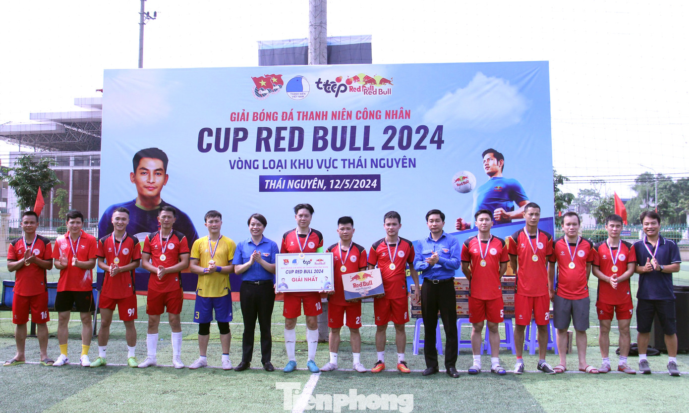 Trong khuôn khổ chương trình diễn ra giải bóng đá thanh niên công nhân. Ảnh: Minh Hiển