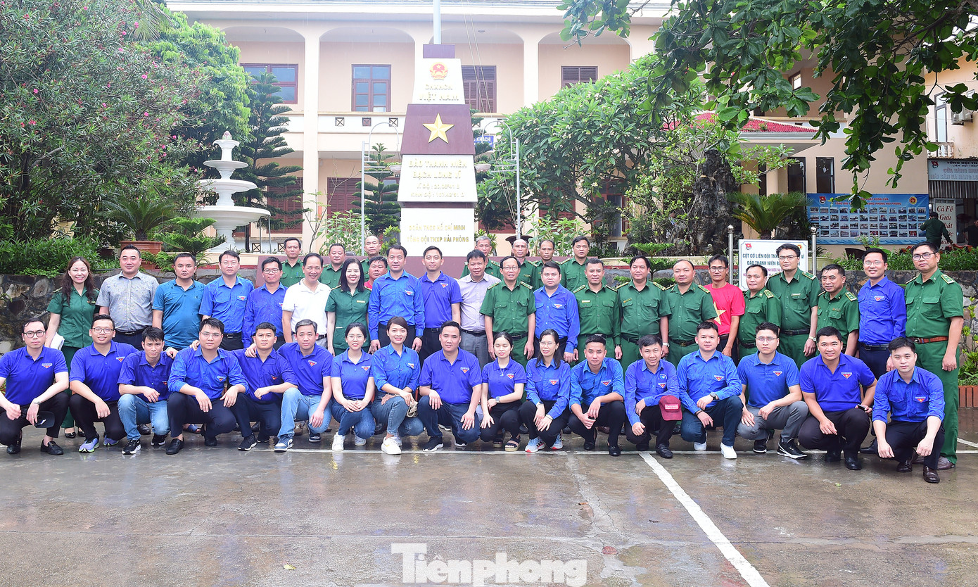 Các đại biểu chụp ảnh lưu niệm bên Cột cờ TNXP Bạch Long Vĩ. Ảnh: Xuân Tùng Các đại biểu chụp ảnh lưu niệm bên Cột cờ TNXP Bạch Long Vĩ. Ảnh: Xuân Tùng