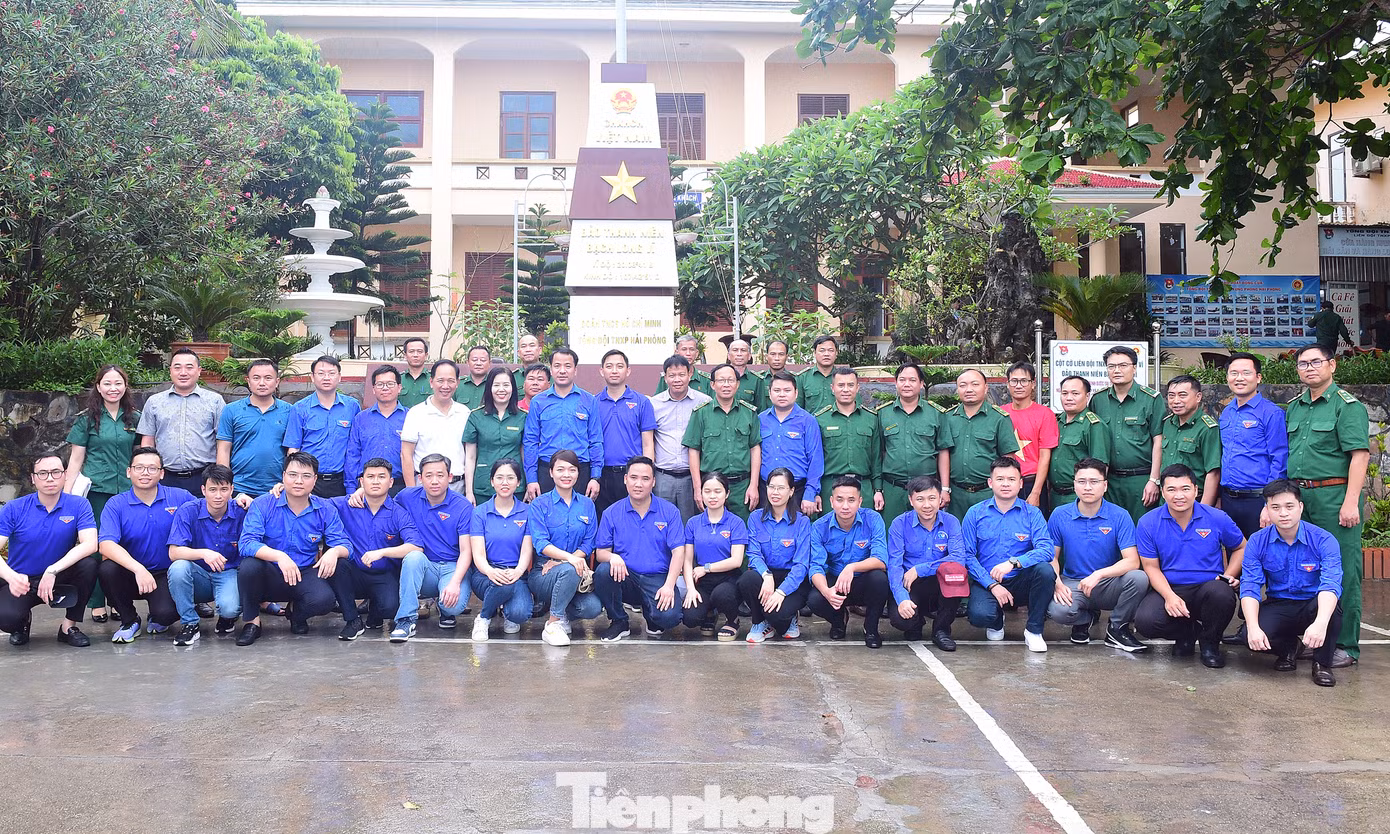 Các đại biểu chụp ảnh lưu niệm bên Cột cờ TNXP Bạch Long Vĩ. Ảnh: Xuân Tùng
