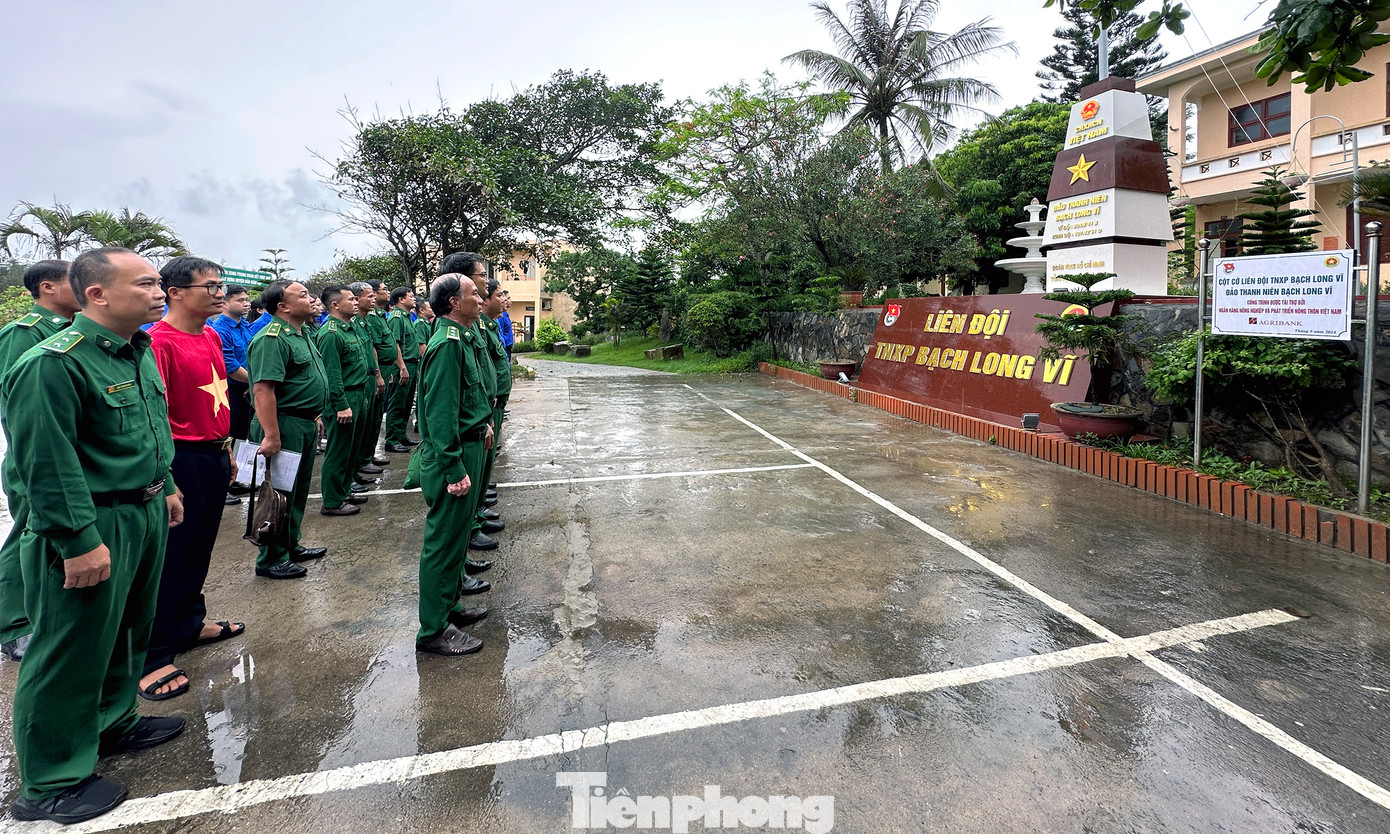 Đoàn đại biểu thực hiện nghi lễ chào cờ bên cột cờ TNXP Bạch Long Vĩ mới được sửa chữa, nâng cấp mới. Ảnh: Xuân Tùng Đoàn đại biểu thực hiện nghi lễ chào cờ bên cột cờ TNXP Bạch Long Vĩ mới được sửa chữa, nâng cấp mới. Ảnh: Xuân Tùng