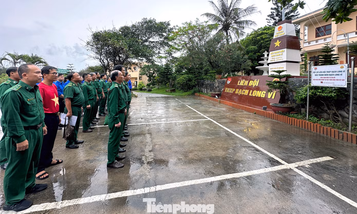 Đoàn đại biểu thực hiện nghi lễ chào cờ bên cột cờ TNXP Bạch Long Vĩ mới được sửa chữa, nâng cấp mới. Ảnh: Xuân Tùng