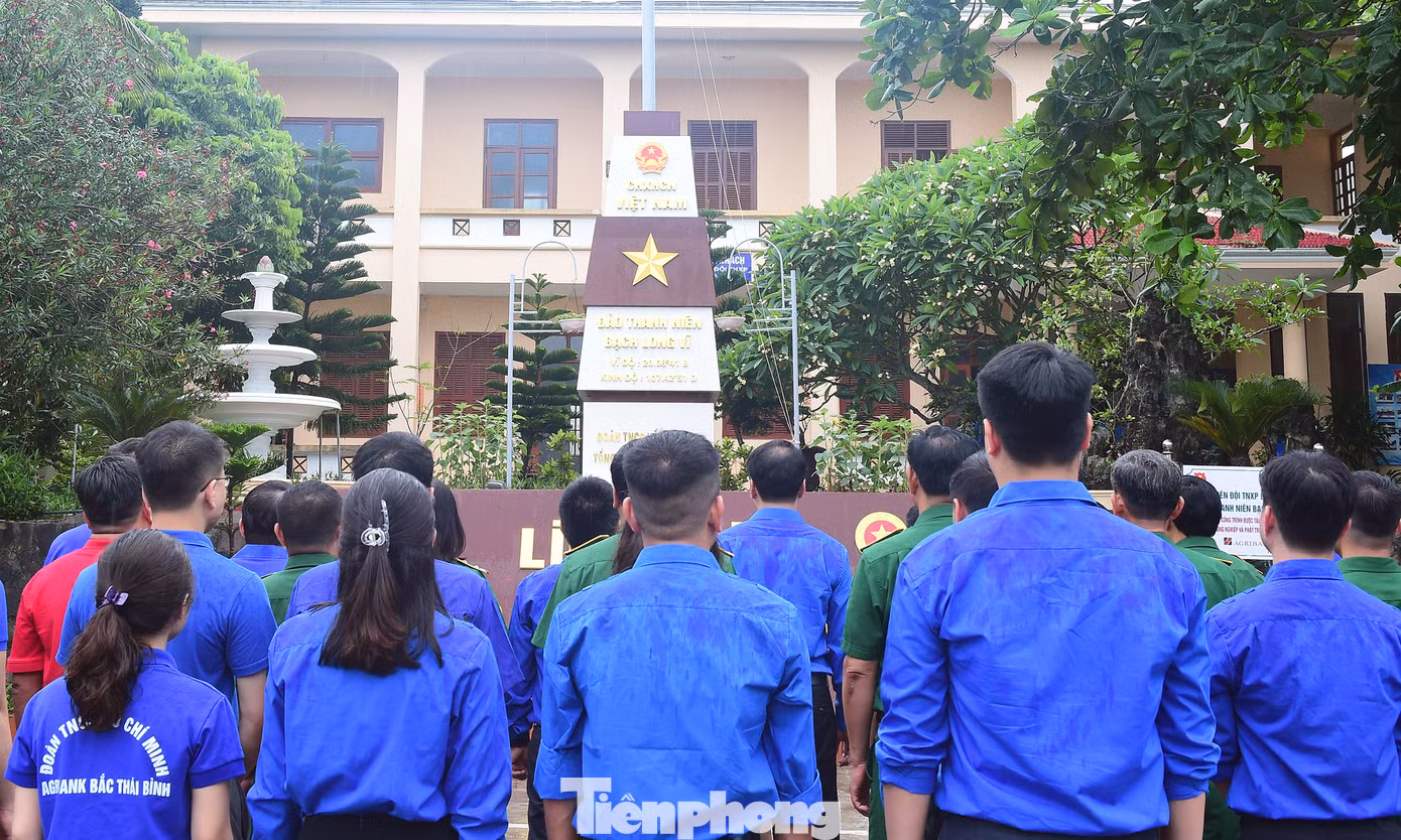 Các đại biểu hát thực hiện nghi lễ chào cờ. Ảnh: Xuân Tùng