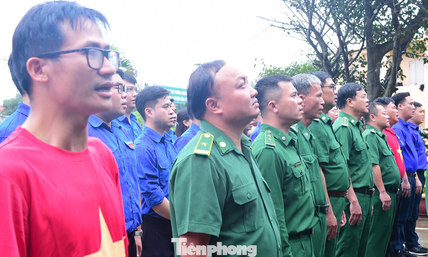 Các đại biểu hát thực hiện nghi lễ chào cờ. Ảnh: Xuân Tùng Các đại biểu hát thực hiện nghi lễ chào cờ. Ảnh: Xuân Tùng