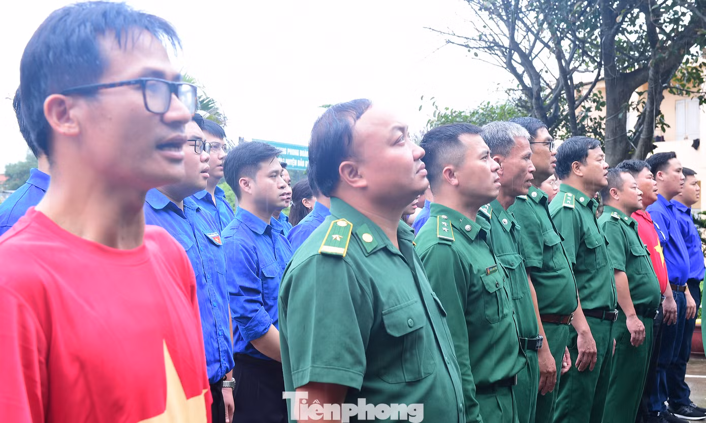 Các đại biểu hát thực hiện nghi lễ chào cờ. Ảnh: Xuân Tùng