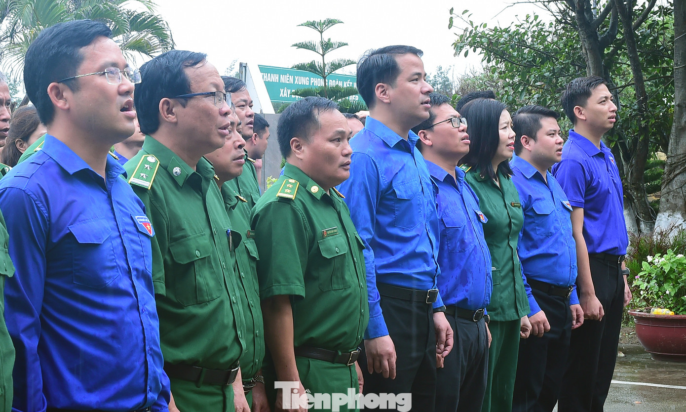 Các đại biểu hát thực hiện nghi lễ chào cờ. Ảnh: Xuân Tùng Các đại biểu hát thực hiện nghi lễ chào cờ. Ảnh: Xuân Tùng