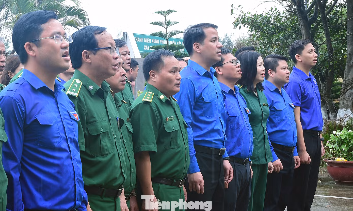 Các đại biểu hát thực hiện nghi lễ chào cờ. Ảnh: Xuân Tùng