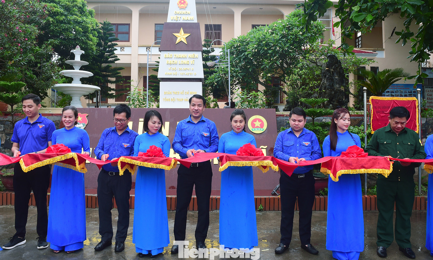 Các đại biểu cắt băng khánh thành việc sửa chữa, nâng cấp công trình Cột cờ TNXP Bạch Long Vĩ. Ảnh: Xuân Tùng Các đại biểu cắt băng khánh thành việc sửa chữa, nâng cấp công trình Cột cờ TNXP Bạch Long Vĩ. Ảnh: Xuân Tùng