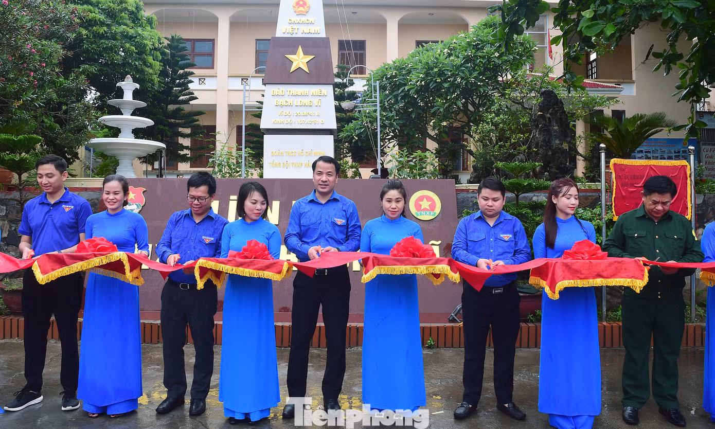 Các đại biểu cắt băng khánh thành việc sửa chữa, nâng cấp công trình Cột cờ TNXP Bạch Long Vĩ. Ảnh: Xuân Tùng