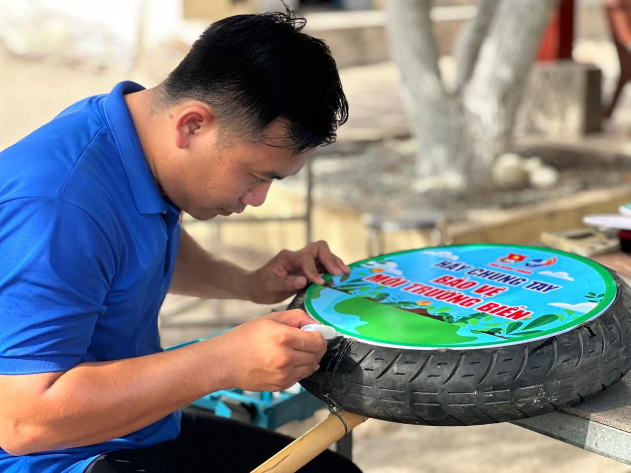 Đoàn viên thanh niên Bình Thuận thực hiện mô hình biển báo bảo vệ môi trường biển. Ảnh: TĐBT