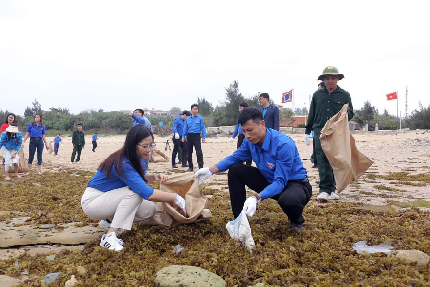 Chị Nguyễn Thị Thủy (bên trái ảnh) cùng đoàn viên thanh niên, TNXP tham gia chương trình Hãy làm sạch biển tại đảo Bạch Long Vĩ.