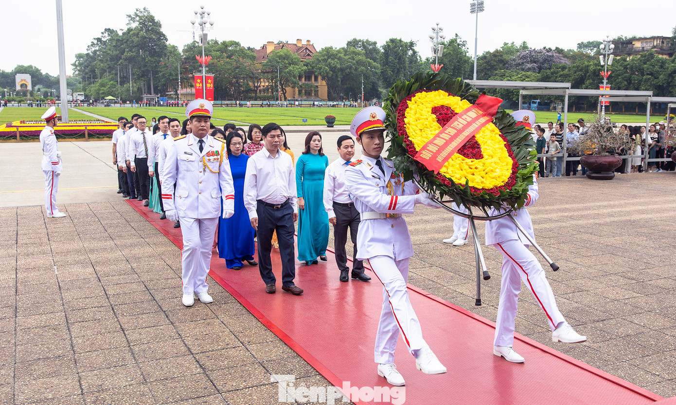 Ngày 19/5, tại Hà Nội, Đảng uỷ Trung ương Đoàn tổ chức hội nghị biểu dương điển hình tiêu biểu trong học tập và làm theo tư tưởng, đạo đức, phong cách Hồ Chí Minh năm 2024. Trong chương trình, đoàn đại biểu điển hình tiêu biểu trong học tập và làm theo tư tưởng, đạo đức, phong cách Hồ Chí Minh năm 2024 đã đặt vòng hoa và viếng Lăng Chủ tịch Hồ Chí Minh. Ảnh: T.Minh