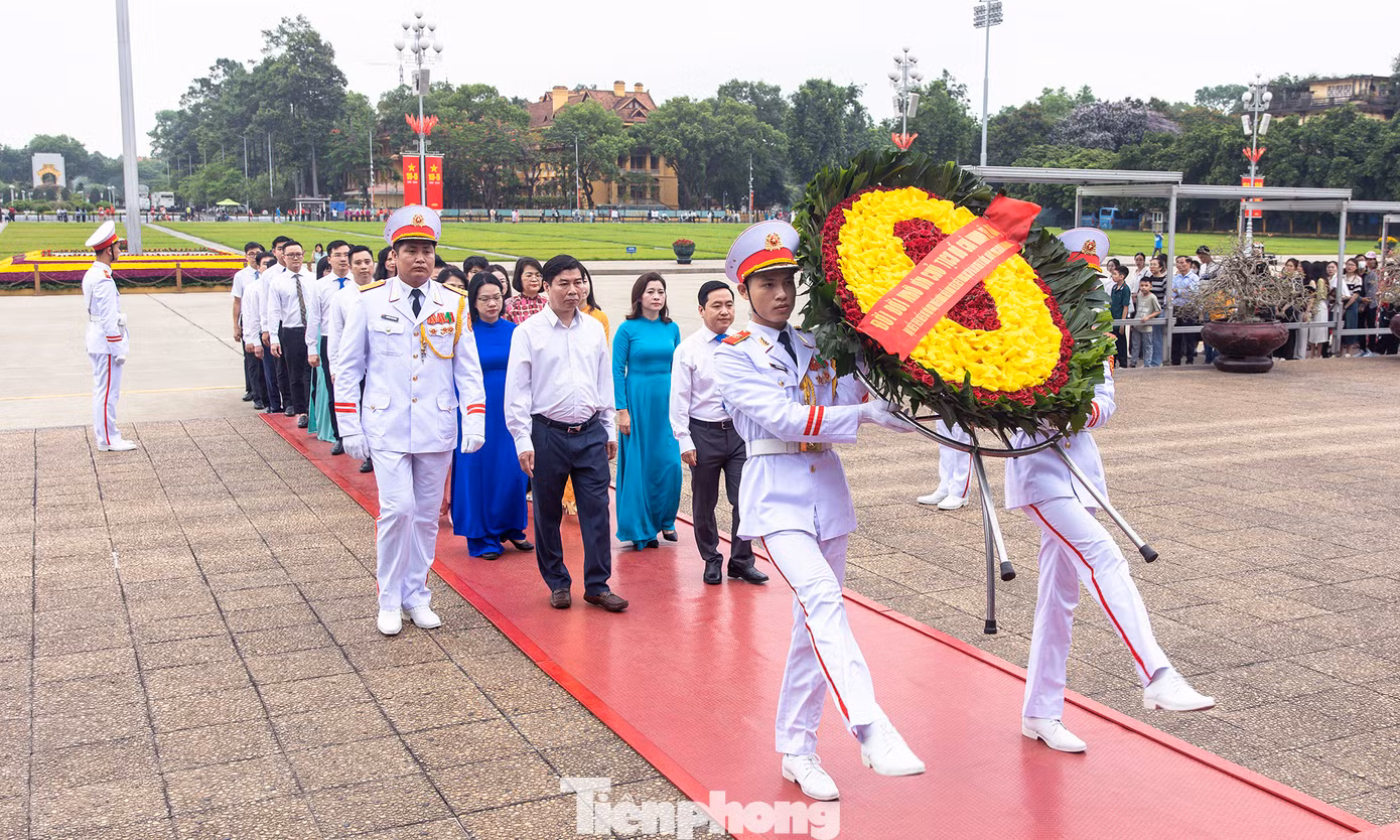 Ngày 19/5, tại Hà Nội, Đảng uỷ Trung ương Đoàn tổ chức hội nghị biểu dương điển hình tiêu biểu trong học tập và làm theo tư tưởng, đạo đức, phong cách Hồ Chí Minh năm 2024. Trong chương trình, đoàn đại biểu điển hình tiêu biểu trong học tập và làm theo tư tưởng, đạo đức, phong cách Hồ Chí Minh năm 2024 đã đặt vòng hoa và viếng Lăng Chủ tịch Hồ Chí Minh. Ảnh: T.Minh