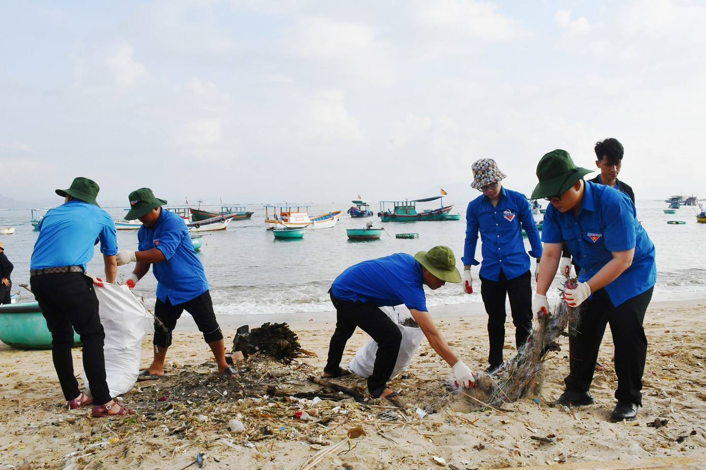 Đoàn viên thanh niên Phú Yên tham gia vệ sinh, thu gom rác làm sạch bờ biển. Ảnh: TĐPY