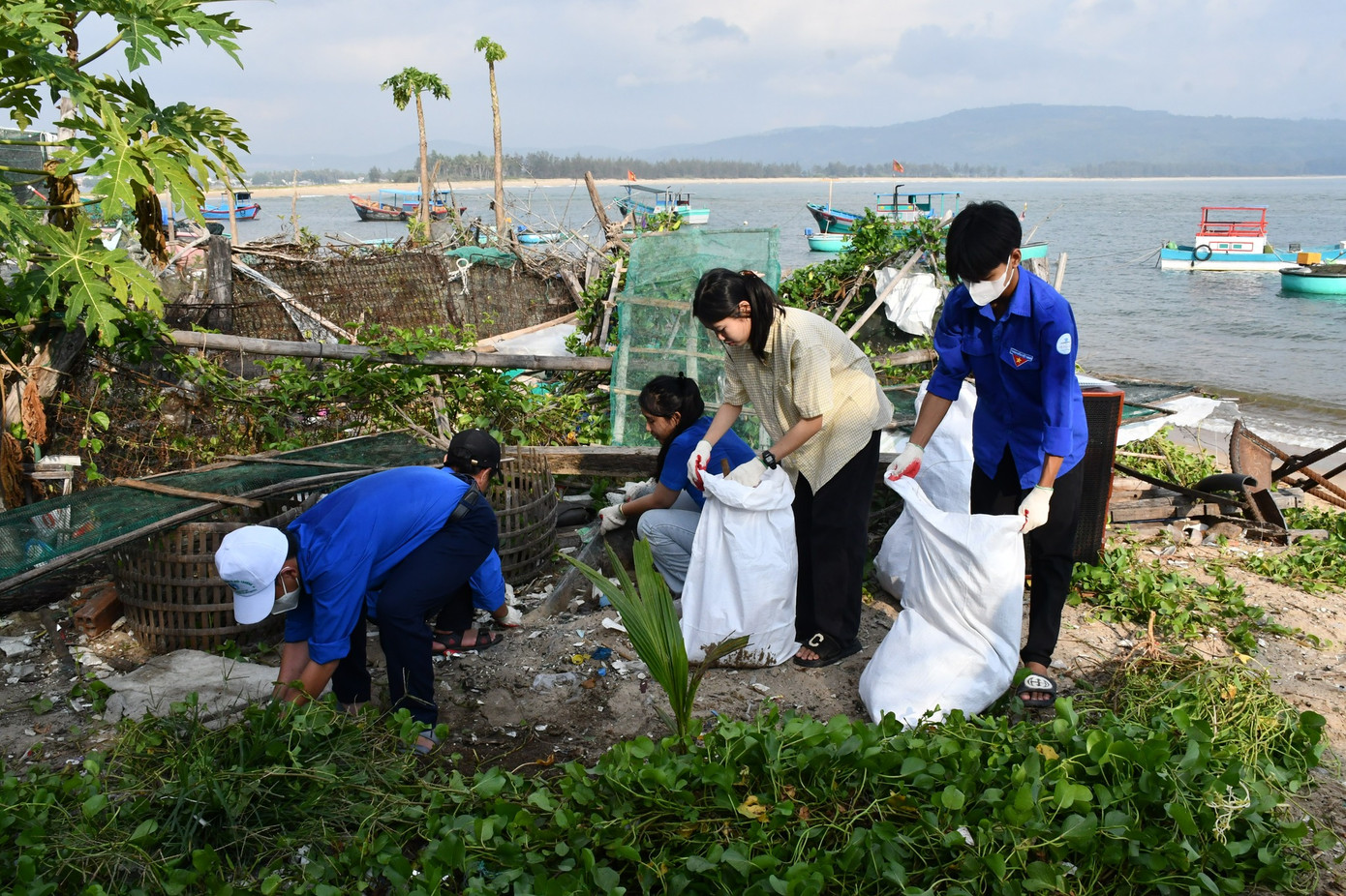 Đoàn viên thanh niên Phú Yên tham gia vệ sinh, thu gom rác làm sạch bờ biển. Ảnh: TĐPY
