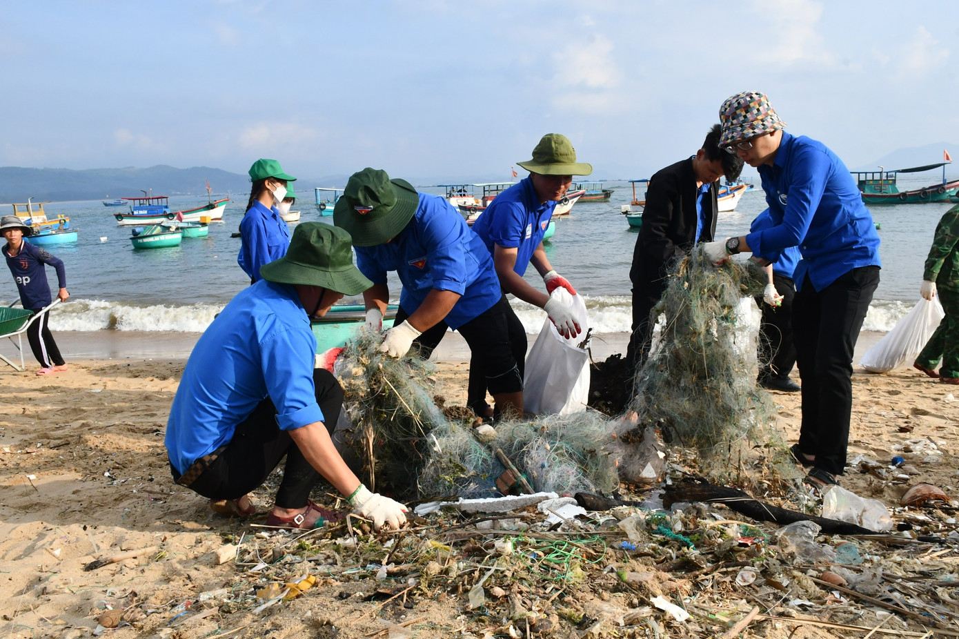 Đoàn viên thanh niên Phú Yên tham gia vệ sinh, thu gom rác làm sạch bờ biển. Ảnh: TĐPY