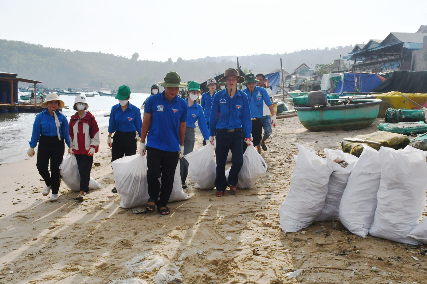 Đoàn viên thanh niên Phú Yên tham gia vệ sinh, thu gom rác làm sạch bờ biển. Ảnh: TĐPY