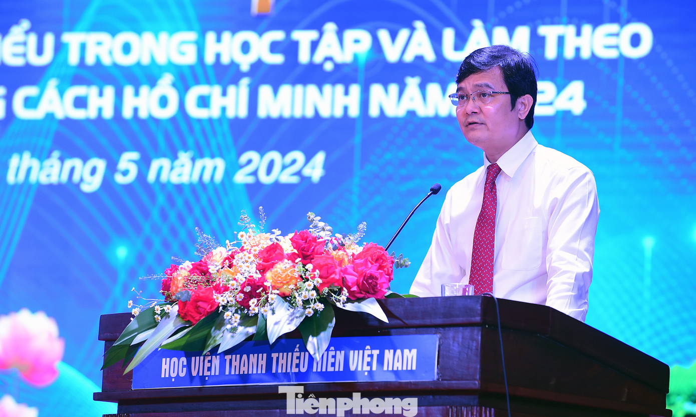 Phát biểu tại hội nghị, anh Bùi Quang Huy - Ủy viên dự khuyết T.Ư Đảng, Bí thư thứ nhất T.Ư Đoàn, Bí thư Đảng uỷ T.Ư Đoàn nhấn mạnh: Chủ tịch Hồ Chí Minh là biểu tượng cao đẹp nhất của chủ nghĩa yêu nước và chủ nghĩa anh hùng cách mạng Việt Nam; là người của đạo đức, trí tuệ, khí phách của dân tộc Việt Nam và của thời đại… Tư tưởng, đạo đức, phong cách của Chủ tịch Hồ Chí Minh là tài sản tinh thần vô giá, việc học tập và làm theo Người là nhiệm vụ quan trọng, không thể thiếu đối với tất cả tổ chức Đảng, đảng viên trong tu dưỡng, rèn luyện, cống hiến và phụng sự đất nước. Ảnh: Xuân Tùng