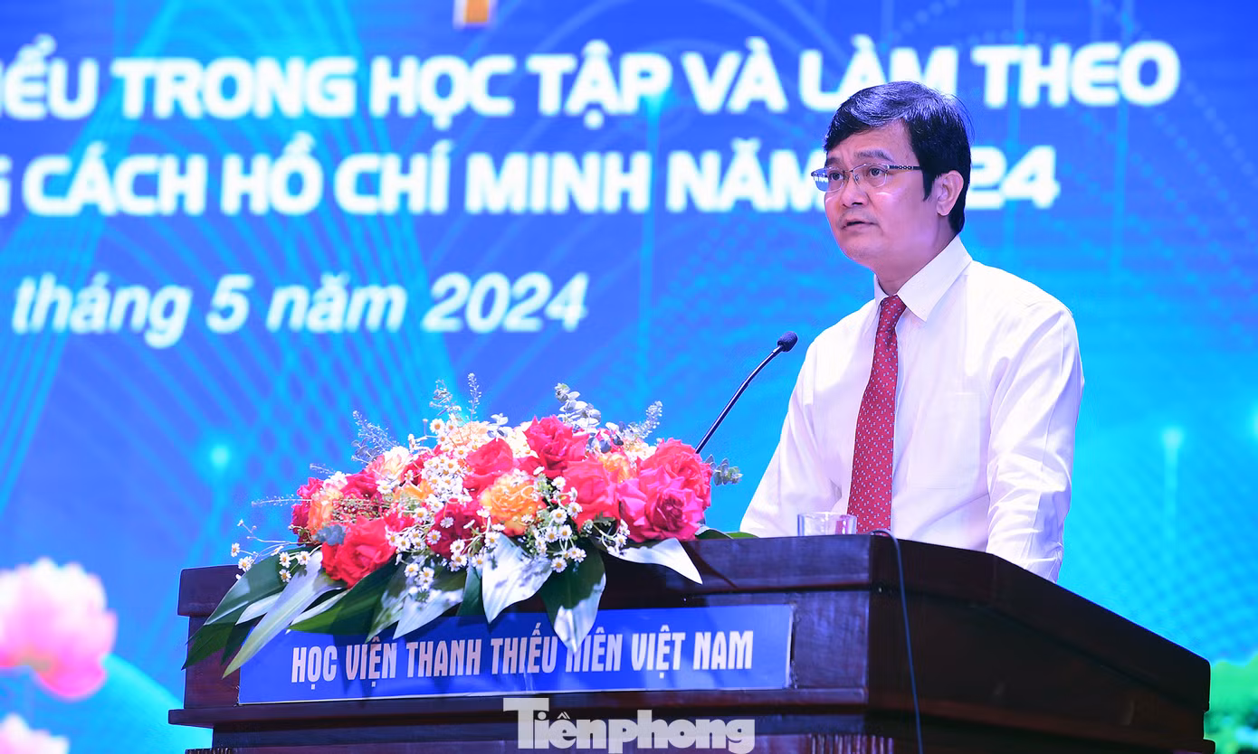 Phát biểu tại hội nghị, anh Bùi Quang Huy - Ủy viên dự khuyết T.Ư Đảng, Bí thư thứ nhất T.Ư Đoàn, Bí thư Đảng uỷ T.Ư Đoàn nhấn mạnh: Chủ tịch Hồ Chí Minh là biểu tượng cao đẹp nhất của chủ nghĩa yêu nước và chủ nghĩa anh hùng cách mạng Việt Nam; là người của đạo đức, trí tuệ, khí phách của dân tộc Việt Nam và của thời đại… Tư tưởng, đạo đức, phong cách của Chủ tịch Hồ Chí Minh là tài sản tinh thần vô giá, việc học tập và làm theo Người là nhiệm vụ quan trọng, không thể thiếu đối với tất cả tổ chức Đảng, đảng viên trong tu dưỡng, rèn luyện, cống hiến và phụng sự đất nước. Ảnh: Xuân Tùng
